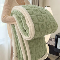 Giftiform™ HearthSoft – Diese dicke, doppelseitige Fleecedecke aus 100 % Polyester bietet ein luxuriös weiches Tragegefühl und speichert die Wärme. Das Material ist maschinenwaschbar, strapazierfähig und farbecht. 