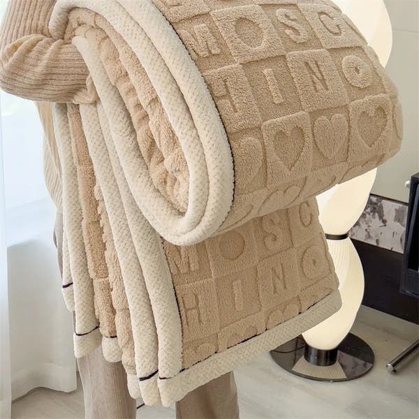 Giftiform™ HearthSoft – Diese dicke, doppelseitige Fleecedecke aus 100 % Polyester bietet ein luxuriös weiches Tragegefühl und speichert die Wärme. Das Material ist maschinenwaschbar, strapazierfähig und farbecht. 