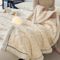 Giftiform™ HearthSoft – Diese dicke, doppelseitige Fleecedecke aus 100 % Polyester bietet ein luxuriös weiches Tragegefühl und speichert die Wärme. Das Material ist maschinenwaschbar, strapazierfähig und farbecht. 