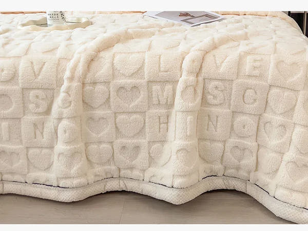 Giftiform™ HearthSoft – Diese dicke, doppelseitige Fleecedecke aus 100 % Polyester bietet ein luxuriös weiches Tragegefühl und speichert die Wärme. Das Material ist maschinenwaschbar, strapazierfähig und farbecht. 