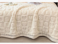 Giftiform™ HearthSoft – Diese dicke, doppelseitige Fleecedecke aus 100 % Polyester bietet ein luxuriös weiches Tragegefühl und speichert die Wärme. Das Material ist maschinenwaschbar, strapazierfähig und farbecht. 