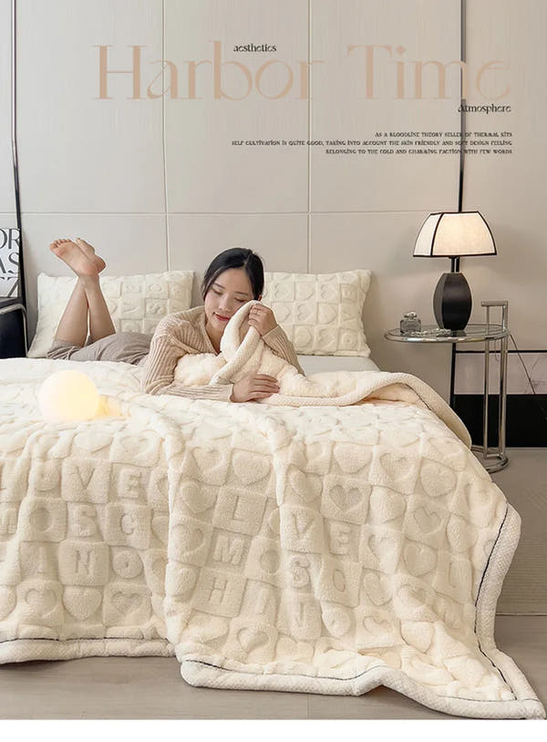 Giftiform™ HearthSoft – Diese dicke, doppelseitige Fleecedecke aus 100 % Polyester bietet ein luxuriös weiches Tragegefühl und speichert die Wärme. Das Material ist maschinenwaschbar, strapazierfähig und farbecht. 