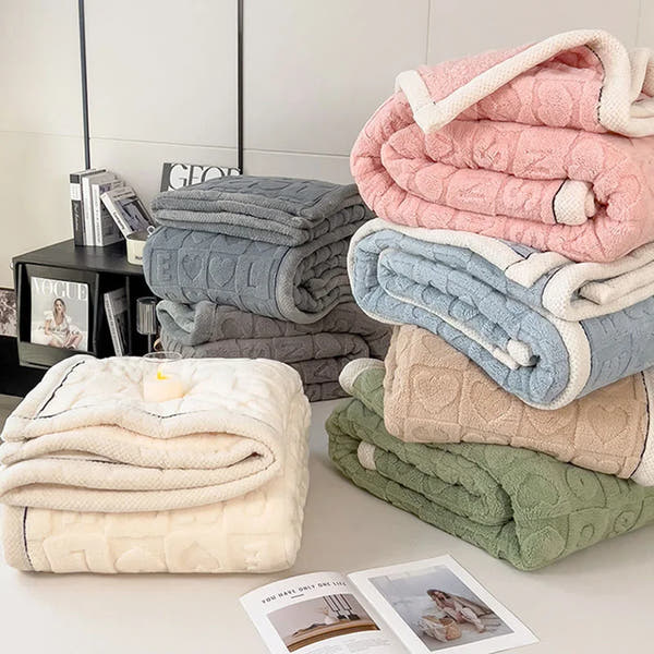 Giftiform™ HearthSoft – Diese dicke, doppelseitige Fleecedecke aus 100 % Polyester bietet ein luxuriös weiches Tragegefühl und speichert die Wärme. Das Material ist maschinenwaschbar, strapazierfähig und farbecht. 