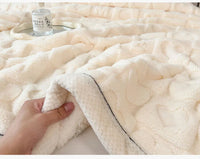 Giftiform™ HearthSoft – Diese dicke, doppelseitige Fleecedecke aus 100 % Polyester bietet ein luxuriös weiches Tragegefühl und speichert die Wärme. Das Material ist maschinenwaschbar, strapazierfähig und farbecht. 