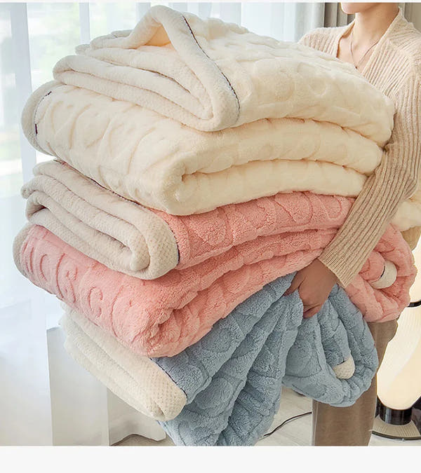 Giftiform™ HearthSoft – Diese dicke, doppelseitige Fleecedecke aus 100 % Polyester bietet ein luxuriös weiches Tragegefühl und speichert die Wärme. Das Material ist maschinenwaschbar, strapazierfähig und farbecht. 