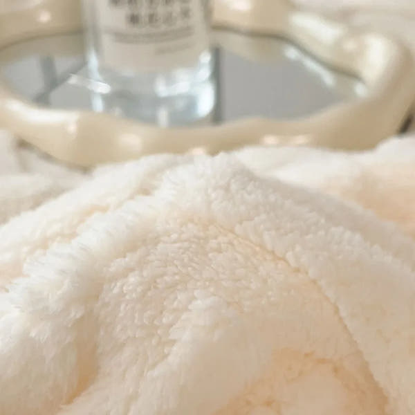 Giftiform™ HearthSoft – Diese dicke, doppelseitige Fleecedecke aus 100 % Polyester bietet ein luxuriös weiches Tragegefühl und speichert die Wärme. Das Material ist maschinenwaschbar, strapazierfähig und farbecht. 